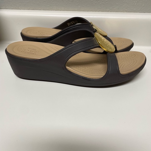 Women’s size 7 Crocs Sanrah Wedge Sandal - Picture 2 of 4